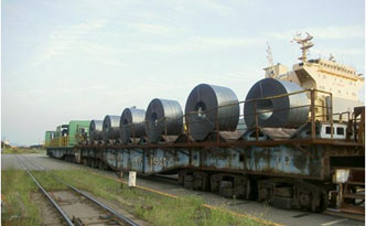 Hot roｌled coils on rail way wagon